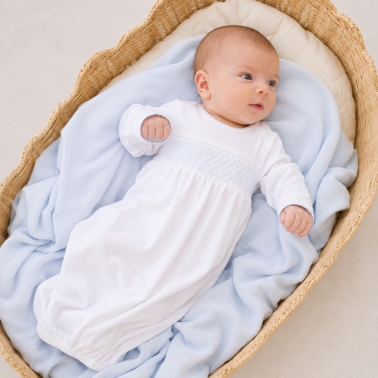 ثوب أساسيات Smocked مع زخرفة زرقاء
