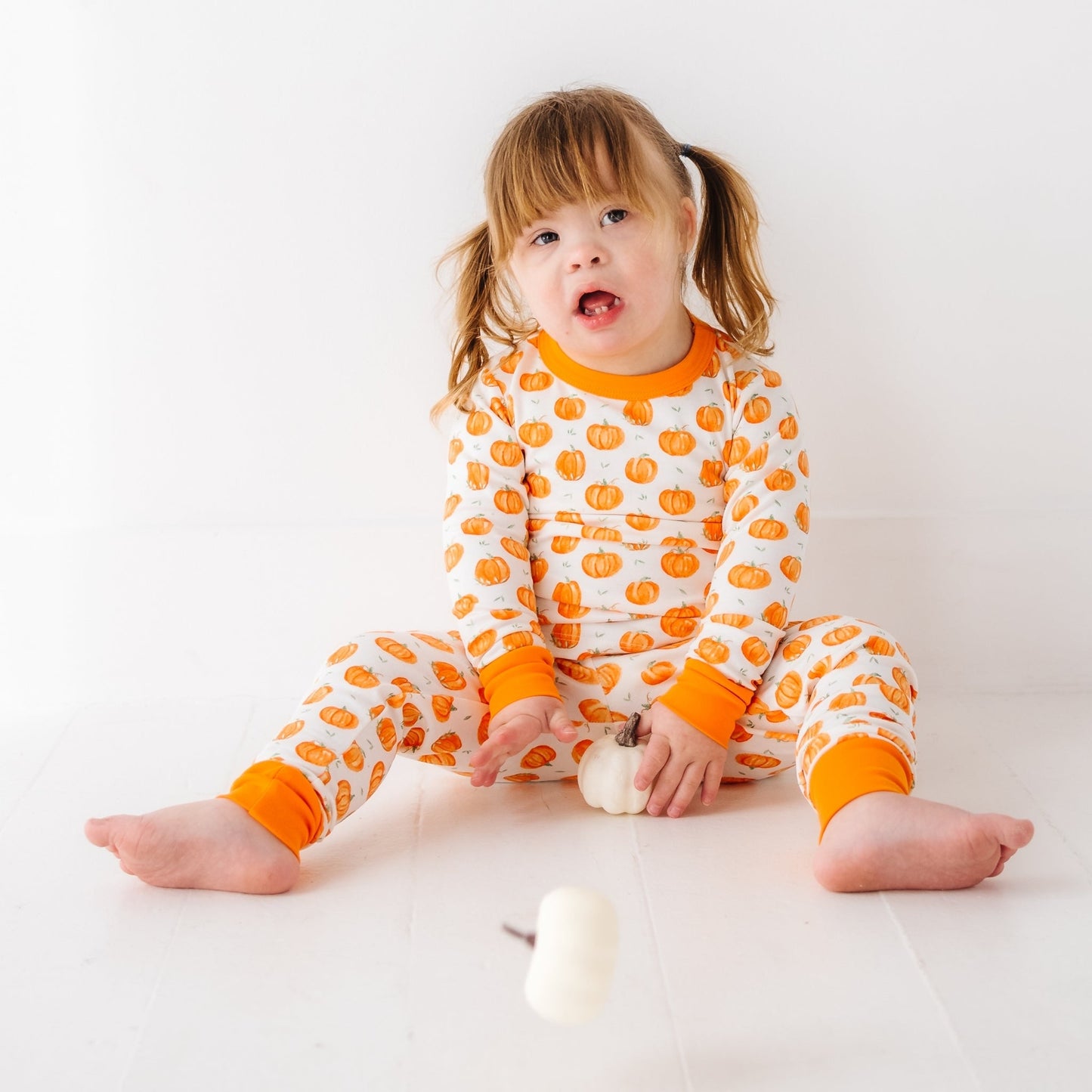 Luna and Arlo_Pumpkin Grove Long Pajamas_5